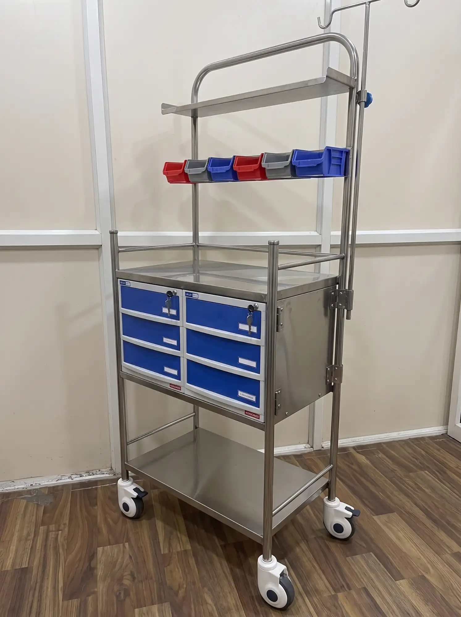 SS CRASH CART WITH IV ROD AND LOCKABLE DRAWERS Image 2