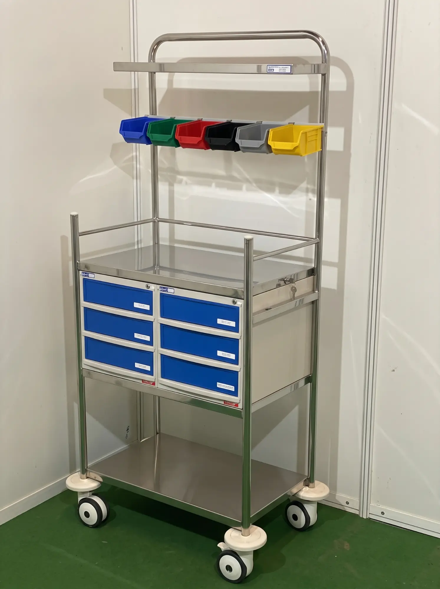 SS CRASH CART WITH PULL-OUT TRAY Image 2